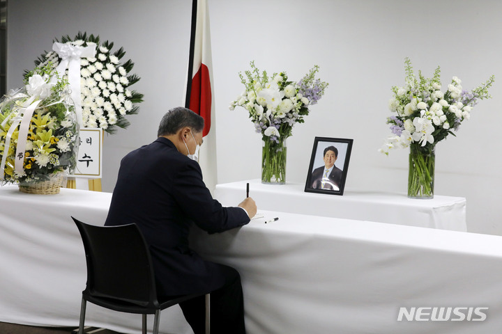 [서울=뉴시스] 배훈식 기자 = 박진 외교부 장관이 11일 오전 서울 종로구 일본대사관 공보문화원에 마련된 아베 신조 전 일본 총리 분향소를 찾아 조문록을 작성하고 있다. (공동취재사진) 2022.07.11. photo@newsis.com