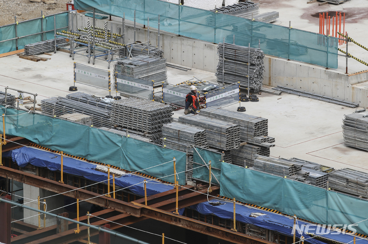 [서울=뉴시스] 김근수기자 = 11일부터 철근콘크리트연합회 서울·경기·인천지부가 하도급대금 증액 요구에 비협조적인 13개 시공사의 15개 현장에 대한 공사중단을 한다고 밝혔다. 사진은 11일 오전 서울시 서초구 반포동 래미안 원베일리 현장 모습. 2022.07.11. ks@newsis.com