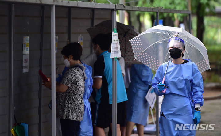 [대구=뉴시스] 이무열 기자 = 코로나19 신규 확진자가 1만2693명으로 집계된 11일 대구 달서구보건소 선별진료소에서 시민들이 PCR 검사를 받기 위해 대기하고 있다. 2022.07.11. lmy@newsis.com