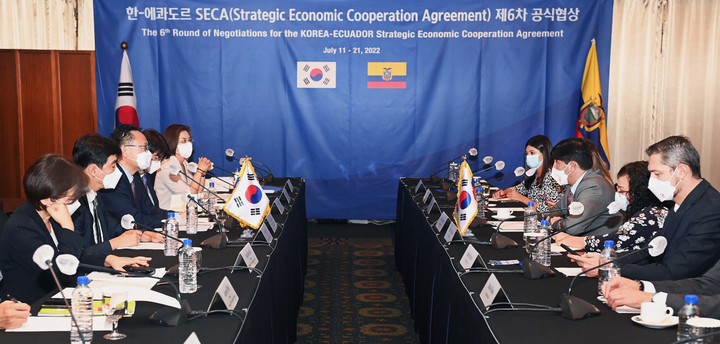 [서울=뉴시스] 이경식(왼쪽 세번째) 산업통상자원부 FTA교섭관(수석대표)이 11일 서울 중구 롯데호텔에서 열린 '한-에콰도르 전략적경제협력협정(SECA) 제6차 공식협상'에 참석해 에콰도르 측과 협상하고 있다. (사진=산업통상자원부 제공) 2022.07.11. photo@newsis.com *재판매 및 DB 금지