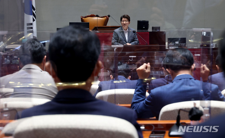 [서울=뉴시스] 최진석 기자 = 권성동 국민의힘 원내대표 겸 당대표 직무대행이 11일 오후 서울 여의도 국회에서 이준석 대표 징계에 따른 당의 진로를 논의하기 위해 열린 의원총회에서 발언을 하고 있다.(공동취재사진) 2022.07.11. photo@newsis.com