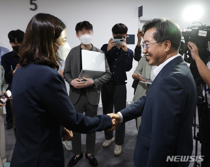 [수원=뉴시스] 김종택기자 = 김동연 경기지사와 박지현 전 더불어민주당 비상대책위원장이 11일 오후 경기도 수원시 영통구 경기도청에서 비공개 면담을 마친 뒤 악수하고 있다. 2022.07.11. jtk@newsis.com