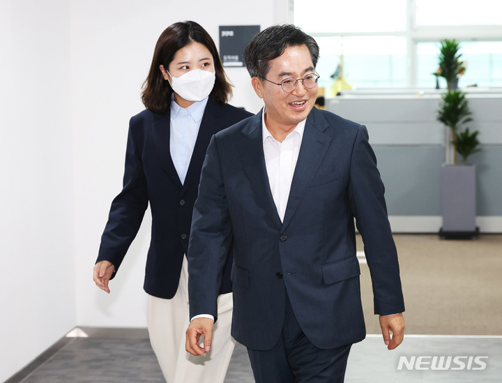 [수원=뉴시스] 김종택기자 = 김동연 경기지사와 박지현 전 더불어민주당 비상대책위원장이 11일 오후 경기도 수원시 영통구 경기도청에서 비공개 면담을 마친 뒤 집무실을 나서고 있다. 2022.07.11. jtk@newsis.com