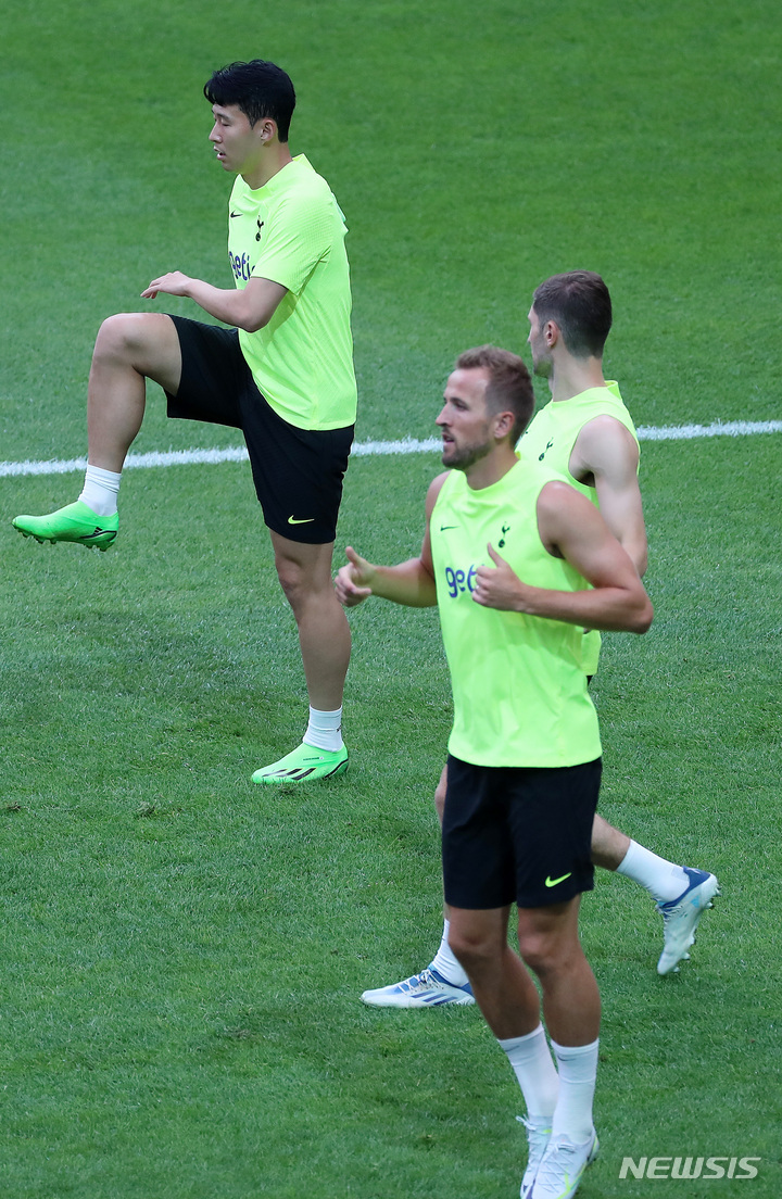 [서울=뉴시스] 이영환 기자 = 잉글랜드 프로축구 프리미어리그(EPL) 토트넘의 손흥민이 11일 오후 서울 마포구 서울월드컵경기장에서 해리 케인 등 동료들과 훈련을 하고 있다. 토트넘은 13일 오후 8시 서울월드컵경기장에서 팀K리그와 경기를 치른 후 16일 오후 8시에는 수원월드컵경기장에서 세비야(스페인)와 대결한다. 2022.07.11. 20hwan@news