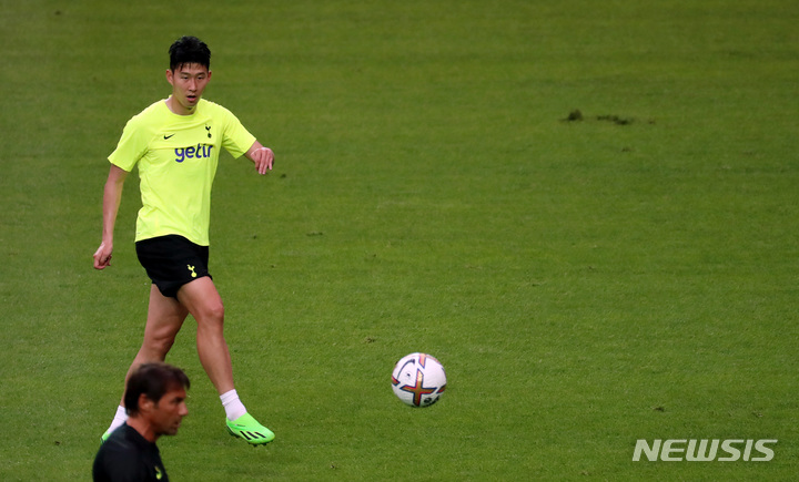 [서울=뉴시스] 이영환 기자 = 잉글랜드 프로축구 프리미어리그(EPL) 토트넘의 손흥민이 11일 오후 서울 마포구 서울월드컵경기장에서 훈련을 하고 있다. 토트넘은 13일 오후 8시 서울월드컵경기장에서 팀K리그와 경기를 치른 후 16일 오후 8시에는 수원월드컵경기장에서 세비야(스페인)와 대결한다. 2022.07.11. 20hwan@news