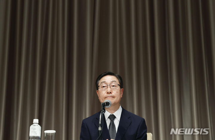 [도쿄=AP/뉴시스]다나카 도미히로 통일교 일본교회 회장이 지난 7월11일 도쿄에서 기자회견을 하는 모습. 2022.08.31.