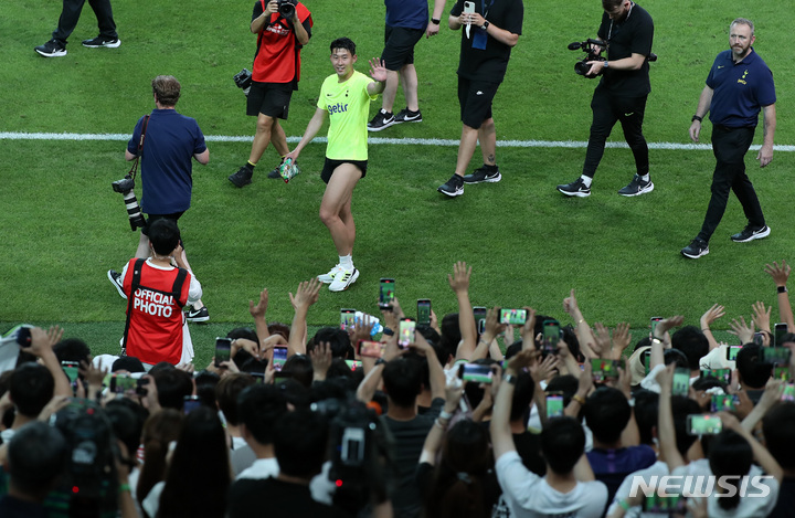 [서울=뉴시스] 이영환 기자 = 잉글랜드 프로축구 프리미어리그(EPL) 토트넘의 손흥이 11일 오후 서울 마포구 서울월드컵경기장에서 훈련을 마친 후 팬들에게 인사를 하고 있다. 토트넘은 13일 오후 8시 서울월드컵경기장에서 팀K리그와 경기를 치른 후 16일 오후 8시에는 수원월드컵경기장에서 세비야(스페인)와 대결한다. 2022.07.11. 20hwan@newsis.com