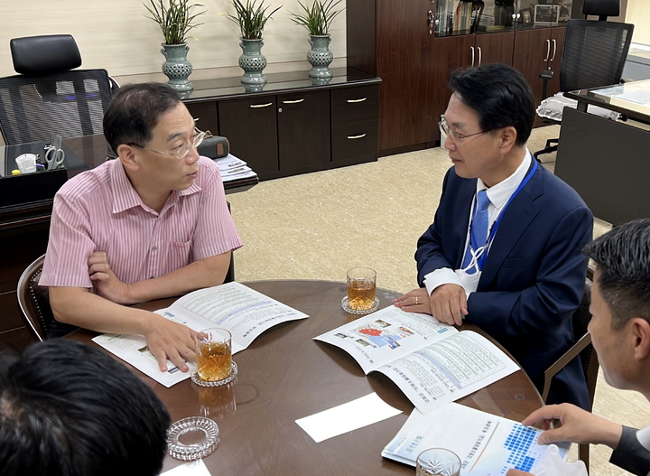 12일 심덕섭 고창군수(오른쪽)가 행정안전부를 방문, 최훈 지방자치분권실장(왼쪽)을 만나 '갯벌 세계자연유산보전본부'의 고창유치에 대해 적극적인 협조를 요청하고 있다. *재판매 및 DB 금지