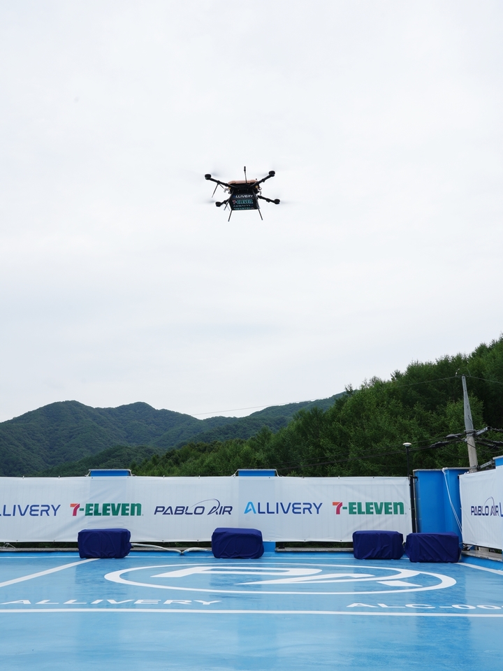 [서울=뉴시스] 세븐일레븐 드론배송 서비스. (사진=뉴시스 DB). photo@newsis.com  *재판매 및 DB 금지