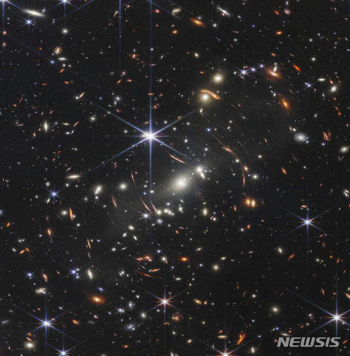 [워싱턴DC=AP/뉴시스]미국 항공우주국(NASA)가 11일(현지시간) 제임스 웹 우주망원경으로 포착한 우주 사진을 처음 공개했다. 해당 사진은 SMACS 0723 은하로, 지구에서 40억광년(1광년은 빛이 1년 가는 거리로 약 9조4600억㎞) 떨어져 있다. 2022.07.12. 