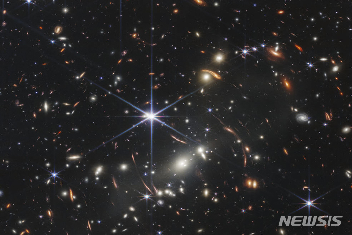 [워싱턴=AP/뉴시스] 미항공우주국(NASA)이 11일(현지시간) 제임스 웹 우주 망원경이 포착한 첫 컬러 은하 사진 'SMACS 0723'을 공개했다. 제임스 웹 우주망원경은 허블 우주망원경의 100배에 달하는 성능에 적외선으로 우주 가스와 먼지구름을 뚫고 빅뱅 이후 초기 우주의 1세대 은하를 관측하며 'SMACS 0723'은 지구에서 약 40억 광년 떨어져 있다. 2022.07.12. 