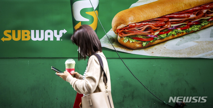 [서울=뉴시스] 서브웨이 매장 앞을 지나는 시민.(사진=뉴시스 DB)