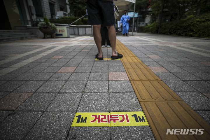 [서울=뉴시스] 정병혁 기자 = 0시 기준 국내 코로나19 신규 확진자가 3만7360명으로 집계된 지난 12일 오전 서울 서초구보건소 선별진료소를 찾은 시민들이 검사를 받기 위해 줄 서 있다. 2022.07.12. jhope@newsis.com