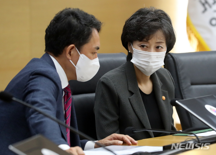 [서울=뉴시스] 강종민 기자 = 박순애 부총리 겸 교육부 장관이 지난 12일 오전 세종시 정부세종청사에서 열린 국무회의에서 박민식 국가보훈처장과 대화하고 있다. 2022.07.13. ppkjm@newsis.com