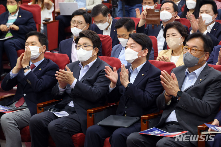 [서울=뉴시스] 최진석 기자 = 국민의힘 김기현(왼쪽부터) 의원, 권성동 당대표 직무대행겸 원내대표, 안철수 의원, 국회부의장인 정진석 의원이 12일 서울 여의도 국회 의원회관에서 열린 안철수 국민의힘 의원 주최 ‘위기를 넘어 미래로, 민·당·정 토론회’에 참석해 박수치고 있다. 토론회에는 강기윤, 권명호, 권성동, 김기현, 김미애, 김석기, 김성원, 김승수, 김영식, 김정재, 류성걸, 박대출, 박형수, 배현진, 서일준, 서정숙, 성일종, 송석준, 송언석, 안병길, 엄태영, 유경준, 유상범, 윤두현, 윤창현, 이만희, 이명수, 이종배, 이종성, 임이자, 전봉민, 정경희, 정우택, 정점식, 정진석, 조경태, 조수진, 조은희, 최승재, 최연숙, 최재형, 하영제, 한무경, 황보승희, 홍석준 의원 등이 참석했다. 2022.07.12.