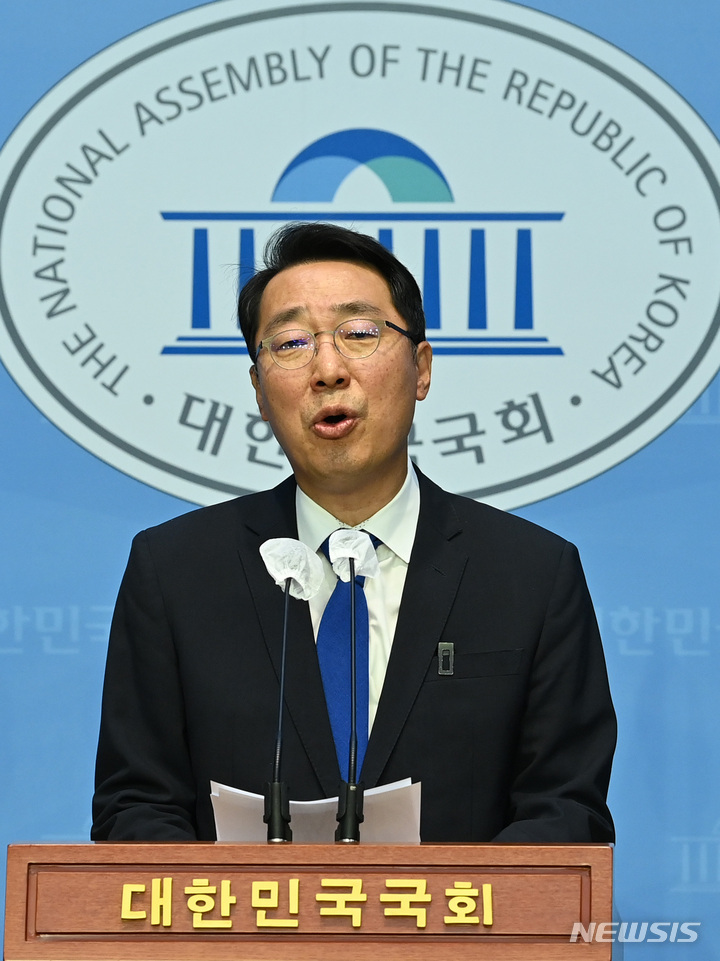 [서울=뉴시스] 김선웅 기자 = 윤영찬 더불어민주당 의원. (공동취재사진) 2022.07.12. photo@newsis.com