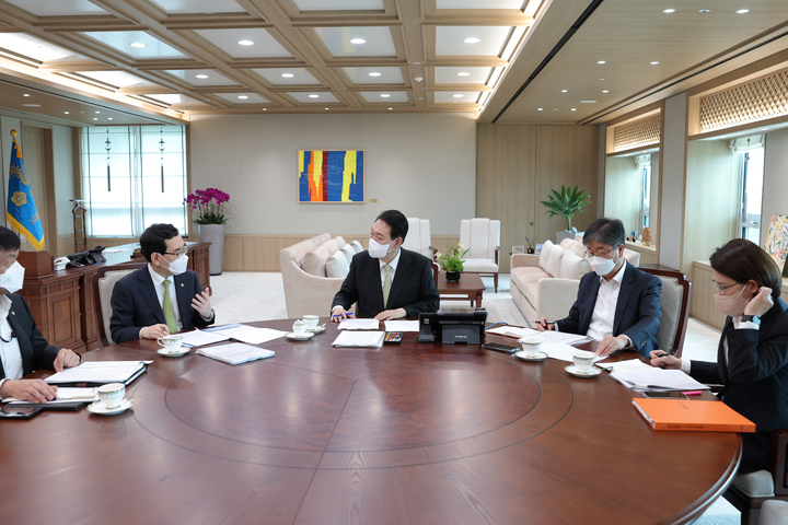 [서울=뉴시스] 윤석열 대통령이 12일 서울 용산 대통령실 청사에서 이창양 산업통상자원부 장관으로부터 부처별 업무보고를 받고 있다. (사진=대통령실 제공) 2022.07.12. photo@newsis.com *재판매 및 DB 금지