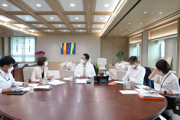 [서울=뉴시스] 윤석열 대통령이 12일 서울 용산 대통령실 청사에서 이영 중소벤처기업부 장관으로부터 부처별 업무보고를 받고 있다. (사진=대통령실 제공) 2022.07.12. photo@newsis.com *재판매 및 DB 금지