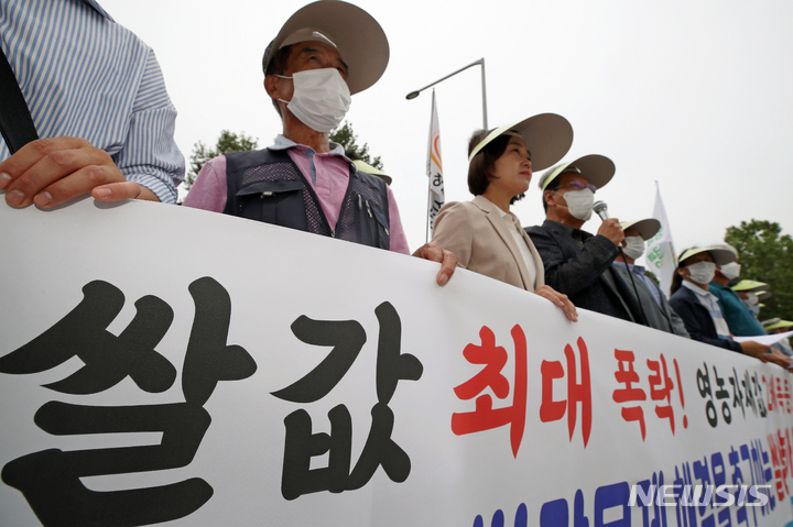 [서울=뉴시스] 전국쌀생산자협회 회원들이 12일 오후 서울 용산구 대통령 집무실 인근에서 45년 만에 쌀값 최대 폭락, 영농 자잿값 2배 폭등 영농자재 인상분 전액 지원, 쌀값 문제 해결을 촉구하는 쌀 생산농가 기자회견을 하고 있다. 2022.07.12. xconfind@newsis.com