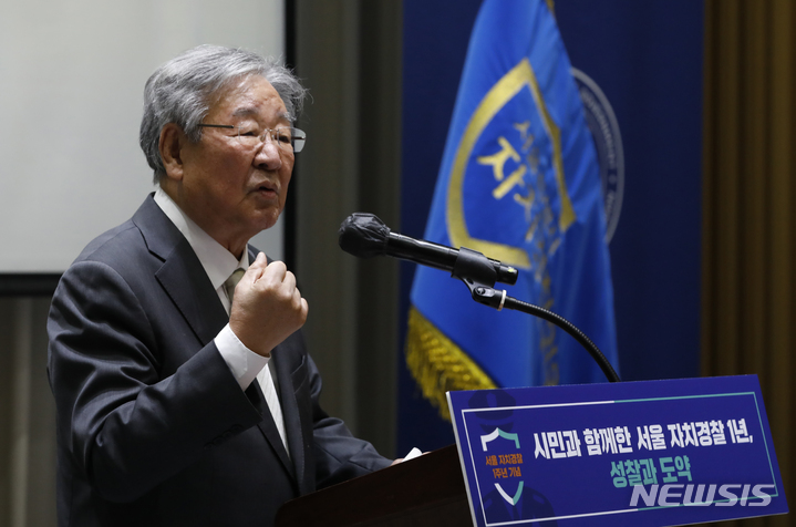 [서울=뉴시스] 고승민 기자 = 12일 서울시청에서 '시민과 함께한 서울 자치경찰 1년, 성찰과 도약'을 주제로 열린 서울 자치경찰 1주년 행사에서 서울시 홍보대사인 배우 최불암이 축사를 하고 있다. 2022.07.12. kkssmm99@newsis.com