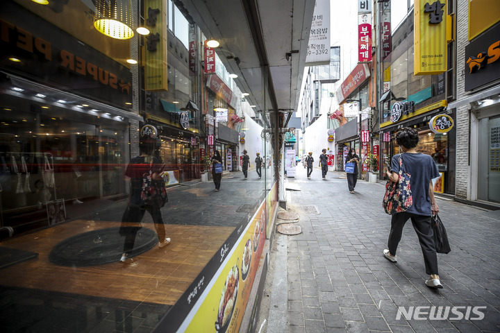 [서울=뉴시스] 정병혁 기자 = 지난 2022년 7월 12일 오후 서울 중구 명동거리에 위치한 식당들이 손님을 기다리고 있다. (사진은 기사와 직접 관련이 없습니다.) 2026.04.18. jhope@newsis.com