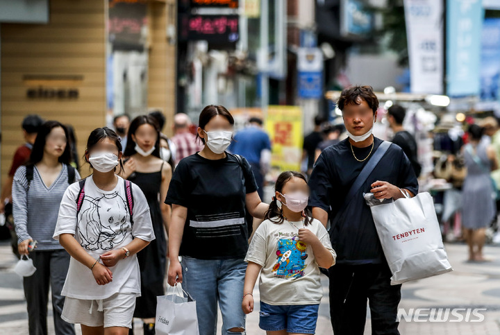 [서울=뉴시스] 정병혁 기자 = 코로나19 신규확진자가 늘어나고 있는 12일 오후 서울 중구 명동거리에서 마스크를 쓴 시민들이 이동하고 있다. 오미크론의 하위 변이 'BA.5'가 우세종이 되면서 감염자가 빠르게 증가해 정부는 오는 13일 중대본 회의를 열고 여름철 재유행에 대비한 방역, 의료 대응 대책을 발표할 예정이다. 2022.07.12. jhope@newsis.com