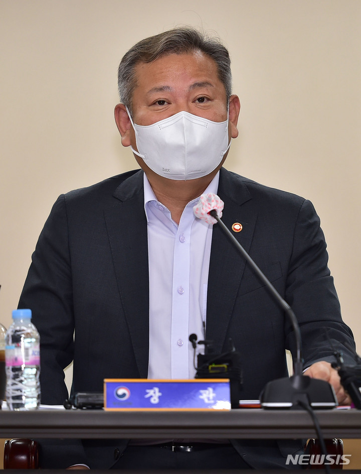 [대구=뉴시스] 이무열 기자 = 이상민 행정안전부 장관이 12일 오후 대구 수성구 대구경찰청에서 열린 ‘경찰제도 개선안 관련 영남권 간담회'에 참석해 인사말을 하고 있다. 2022.07.12. lmy@newsis.com