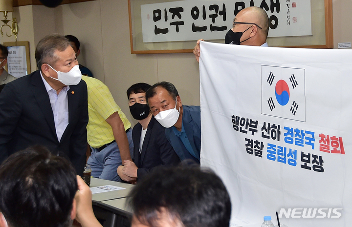 [대구=뉴시스] 이무열 기자 = 이상민 행정안전부 장관이 12일 오후 대구 수성구 대구경찰청에서 열린 ‘경찰제도 개선안 관련 영남권 간담회'에 참석하고 있다. 2022.07.12. lmy@newsis.com