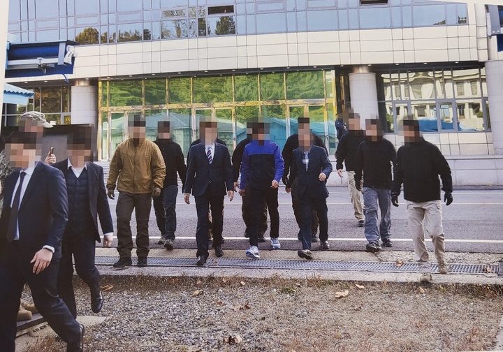 [서울=뉴시스] 김명원 기자 = 12일 통일부가 북한 어민 강제북송 관련 판문점 송환 사진 공개했다. 통일부는 통상 판문점에서 북한주민 송환시 기록 차원에서 사진을 촬영해 왔다. 이와 관련 오늘 국회 요구자료로 ‘19년 11월 발생한 북한어민 강제북송 당시 판문점을 통한 송환 사진을 제출했다고 밝혔다. (사진=통일부 제공) 2022.07.12. photo@newsis.com *재판매 및 DB 금지