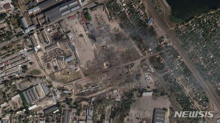 [노바카홉스(우크라이나)=AP/뉴시스] 민간 상업용 위성 '플래닛 랩스 PBC'가 촬영한 사진으로, 지난 12일 헤르손 노바카홉카 마을 근처 러시아 탄약고가 우크라군의 공습을 받은 이후 모습이 담겨있다. 2022.08.18