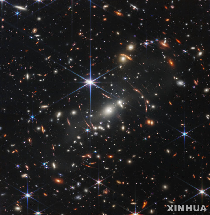 [ 워싱턴=신화/뉴시스] 지난 해 7월12일 미항공우주국(NASA)이 발표한 제임스 웹 우주망원경의 첫 우주 사진. 이 망원경 관찰 팀은40광년 거리의 태양계 밖 행성&nbsp; VHS1256의&nbsp; 대기층에 물과 규산염, 탄산가스 등이 혼합되어 있다는 망원경 데이터의 분석결과를&nbsp; 3월 22일 발표했다.&nbsp; 