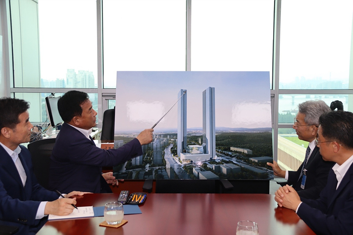 [울산=뉴시스] 구미현 기자 = 국민의힘 박성민 국회의원과 김영길 중구청장은 지난 11일 국회 의원회관에서 ㈜신세계 허병훈 부사장, 권상근 상무 등을 만나 울산 혁신도시 신세계 부지개발 진행상황을 점검하고, 다음달 사업 착수·조기 착공을 촉구했다. 2022.07.13. (사진=박성민 의원실 제공) photo@newsis.com *재판매 및 DB 금지