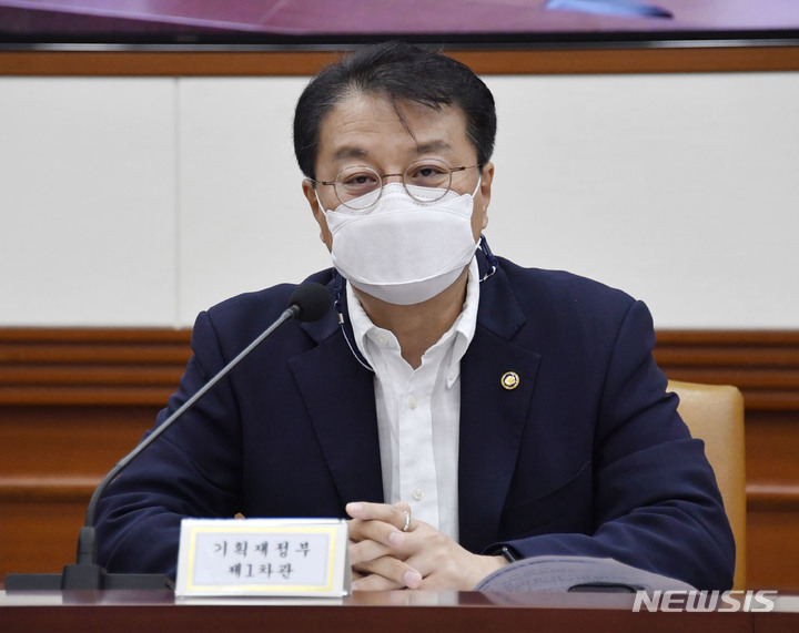 [세종=뉴시스] 방기선 기획재정부 1차관이 13일 서울 종로구 정부서울청사에서 '경제 형벌규정 개선 TF 출범회의'를 주재하고 있다. 2022.07.13. photo@newsis.com (사진=기획재정부 제공)