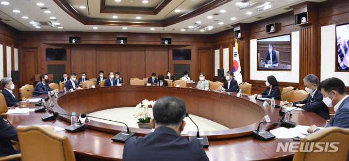 [세종=뉴시스] 방기선 기획재정부 1차관이 13일 서울 종로구 정부서울청사에서 '경제 형벌규정 개선 TF 출범회의'를 주재하고 있다. 2022.07.13. photo@newsis.com (사진=기획재정부 제공)