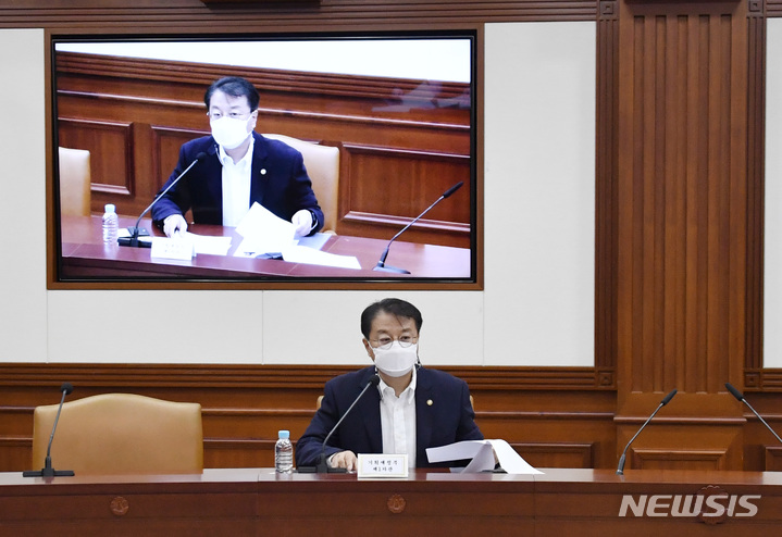 [세종=뉴시스] 방기선 기획재정부 1차관이 13일 서울 종로구 정부서울청사에서 '경제 형벌규정 개선 TF 출범회의'를 주재하고 있다. 2022.07.13. photo@newsis.com (사진=기획재정부 제공)