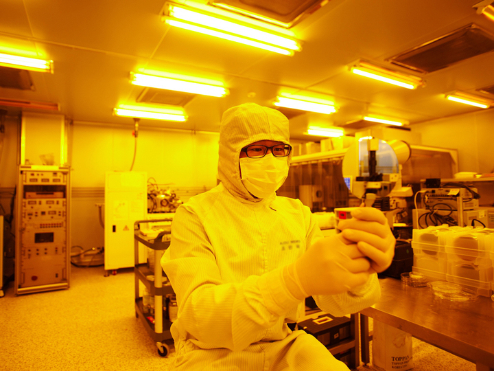 [수원=뉴시스] 아주대학교 지능형반도체공학과 학생들이 자체 클린룸과 회로설계실습 환경을 기반으로 실험실습과 프로젝트 수업을 진행하고 있다. 2022.07.13. (사진=아주대 제공) *재판매 및 DB 금지