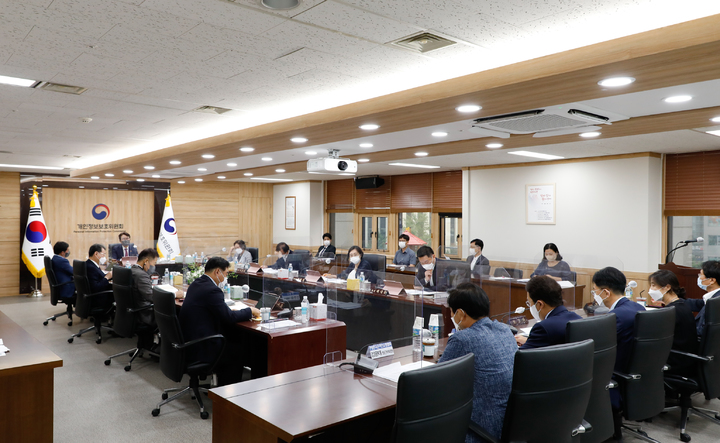 개인정보위는 13일 정부서울청사에서 제12회 전체회의를 열고 한국온라인쇼핑협회가 제출한 ’온라인쇼핑(중개) 플랫폼 부문 개인정보보호 민관협력 자율규제 규약‘을 의결·확정했다. 이날 윤종인 개인정보보호위원회 위원장(사진 왼쪽 정면)이 전체회의를 진행하고 있다. (사진=개인정보위원회 제공) *재판매 및 DB 금지