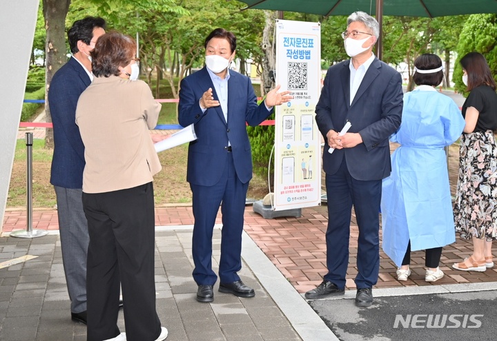 [진주=뉴시스] 홍정명 기자= 박완수 경남도지사가 13일 진주 서부청사 내 진주시보건소 앞에서 관계자들과 코로나19 대응 상황에 대해 얘기하고 있다.(사진=경남도 제공) 2022.07.13. photo@newsis.com