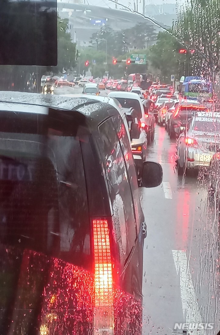 [서울=뉴시스]꽉 막힌 서울월드컵경기장 주변 도로