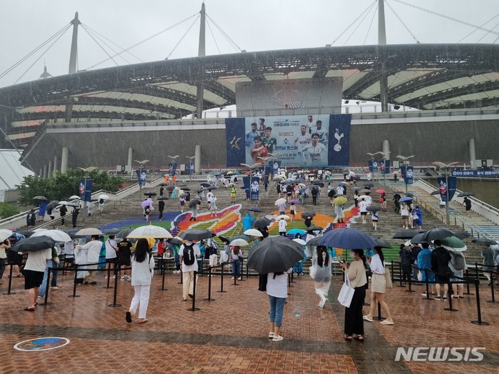 [서울=뉴시스]토트넘-팀 K리그 친선경기가 열리는 서울월드컵경기장. (사진=안경남 기자)