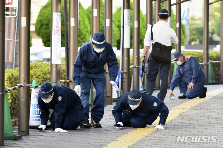 [나라=AP/뉴시스]일본 경찰은 13일 오전 나라현 아베 신조 전 일본 총리 총격 사건이 벌어진 현장 보도를 조사하는 검증 작업을 실시했다. 2022.07.13.