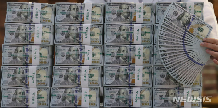 [서울=뉴시스] 권창회 기자 = 원 달러 환율이 연일 고공행진을 하고 있는 지난 3일 오전 서울 중구 하나은행 위변조대응센터에서 직원이 달러화를 정리하고 있다. 2022.07.13. kch0523@newsis.com