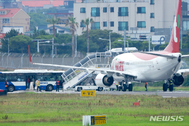 제주발 티웨이항공 여객기, 대만 착륙 중 바퀴 이탈…인명 피해는 없어