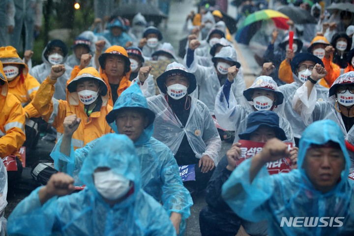 [서울=뉴시스] 김선웅 기자 = 대우조선 하청노동자들이 13일 서울 여의도 KDB산업은행 본점 앞에서 결의대회를 열고 임금 정상화, 노동환경 개선, 정부와 산업은행의 문재해결을 촉구하고 있다. 2022.07.13. mangusta@newsis.com