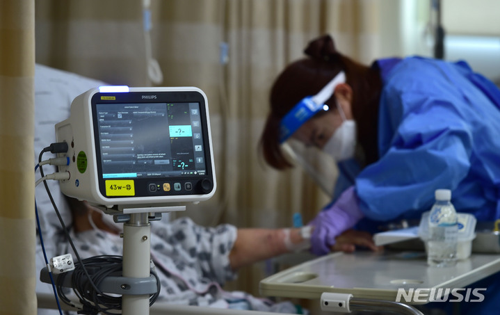 [대구=뉴시스] 대구 북구 칠곡경북대학교병원 치료 병동에서 간호사가 환자를 돌보고 있다. 뉴시스DB. 2023.03.27. photo@newsis.com