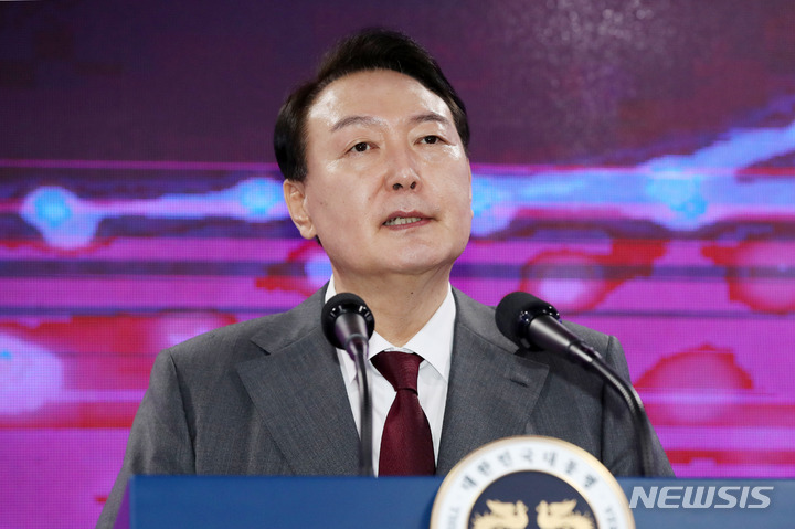 [성남=뉴시스] 전신 기자 = 윤석열 대통령이 13일 경기도 성남 판교 제2테크노밸리 기업지원 허브에서 열린 제11회 정보보호의 날 기념식에서 축사하고 있다. 2022.07.13. photo1006@newsis.com