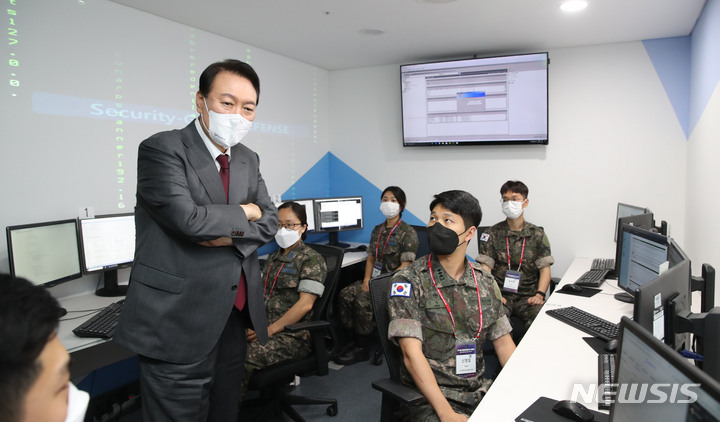 [성남=뉴시스] 전신 기자 = 윤석열 대통령이 13일 경기도 성남 판교 제2테크노밸리 기업지원 허브에서 열린 제11회 정보보호의 날 기념식을 마친 후 실전형 사이버 훈련장을 방문해 사이버 실전 공방훈련 모습을 참관하고 있다. 2022.07.13. photo1006@newsis.com