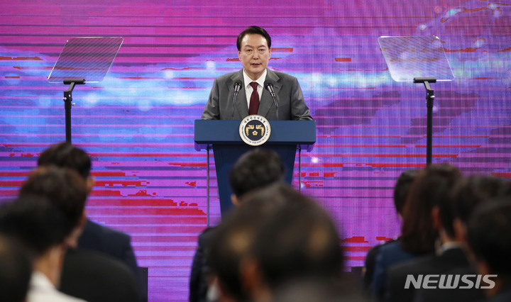 [성남=뉴시스] 전신 기자 = 윤석열 대통령이 13일 경기도 성남 판교 제2테크노밸리 기업지원 허브에서 열린 제11회 정보보호의 날 기념식에서 축사하고 있다. 2022.07.13. photo1006@newsis.com