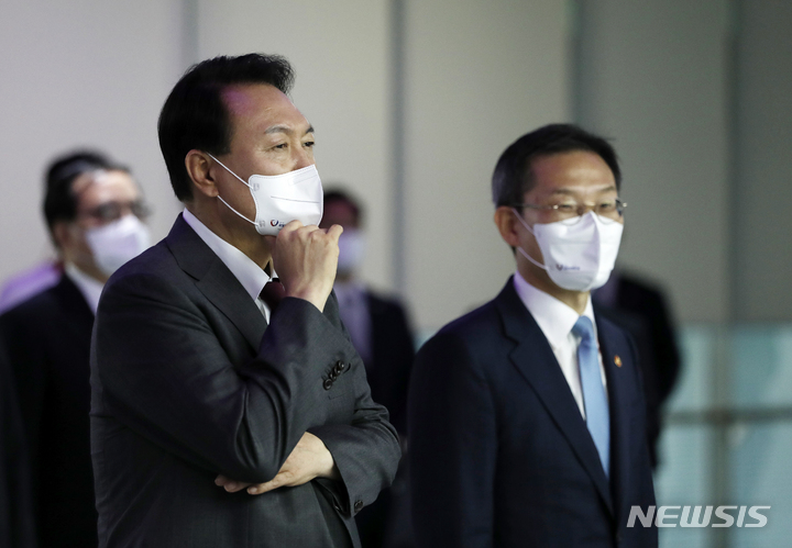 [성남=뉴시스] 전신 기자 = 윤석열 대통령이 13일 경기도 성남 판교 제2테크노밸리 기업지원 허브에서 열린 제11회 정보보호의 날 기념식을 마친 후 실전형 사이버 훈련장을 방문해 소개 영상을 시청하고 있다. 오른쪽은 이종호 과학기술정보통신부 장관. 2022.07.13. photo1006@newsis.com