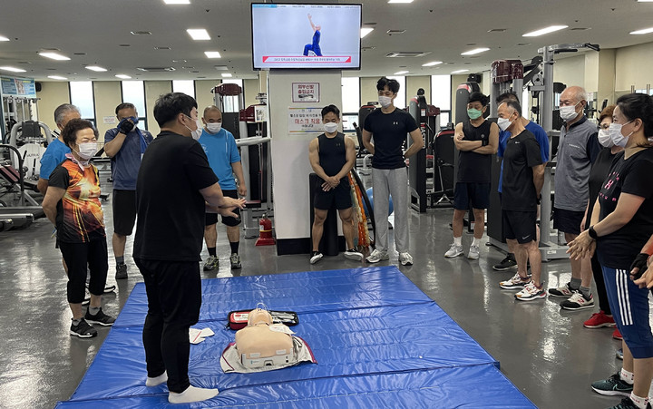 [광주=뉴시스] 광주 광산구시설관리공단은 빛고을국민체육센터 이용 시민과 함께하는 심폐소생술(CPR) 체험 교실을 운영했다고 13일 밝혔다. (사진=광주 광산구시설관리공단 제공) 2022.07.13. photo@newsis.com *재판매 및 DB 금지